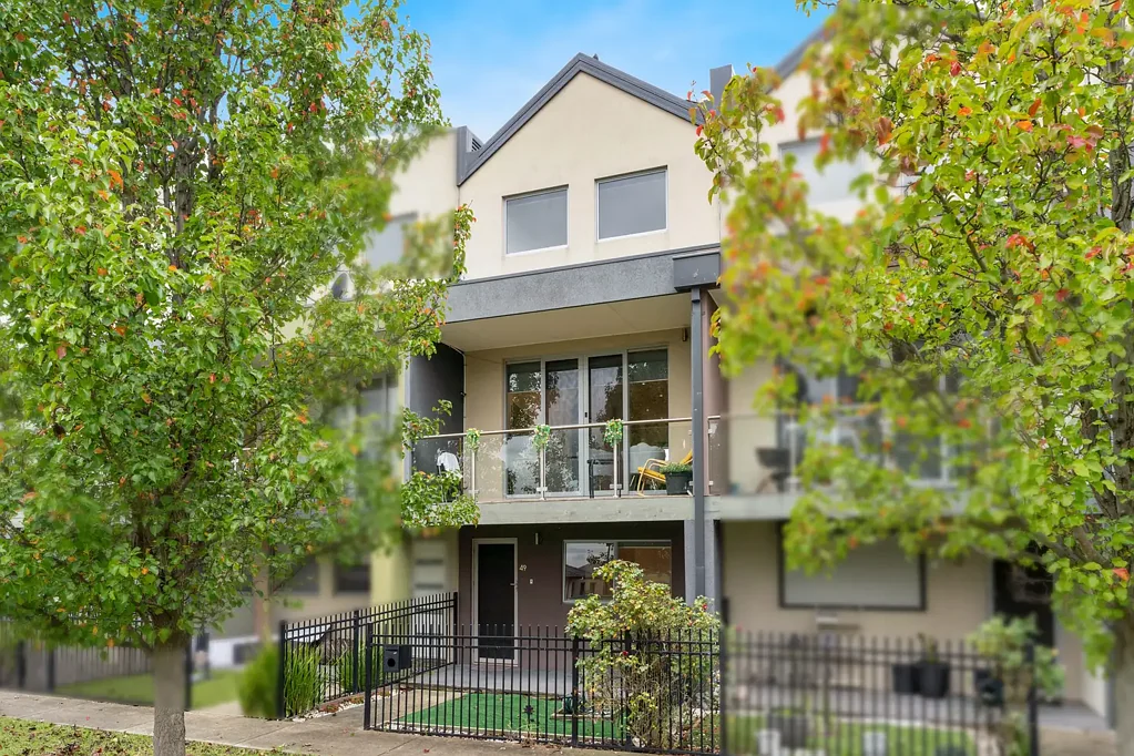 Craigieburn 2房 两卧宽敞住宅 安全单车位 garage 便捷Craigieburn区 公园学校近邻 步行生活圈 Modern, Low-Maintenance Living in a Prime Craigieburn Location