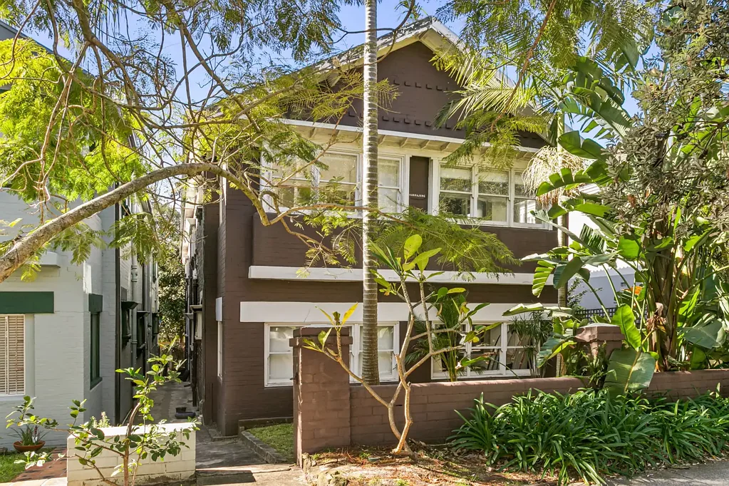 One Bedroom plus sunroom in convenient beachside location