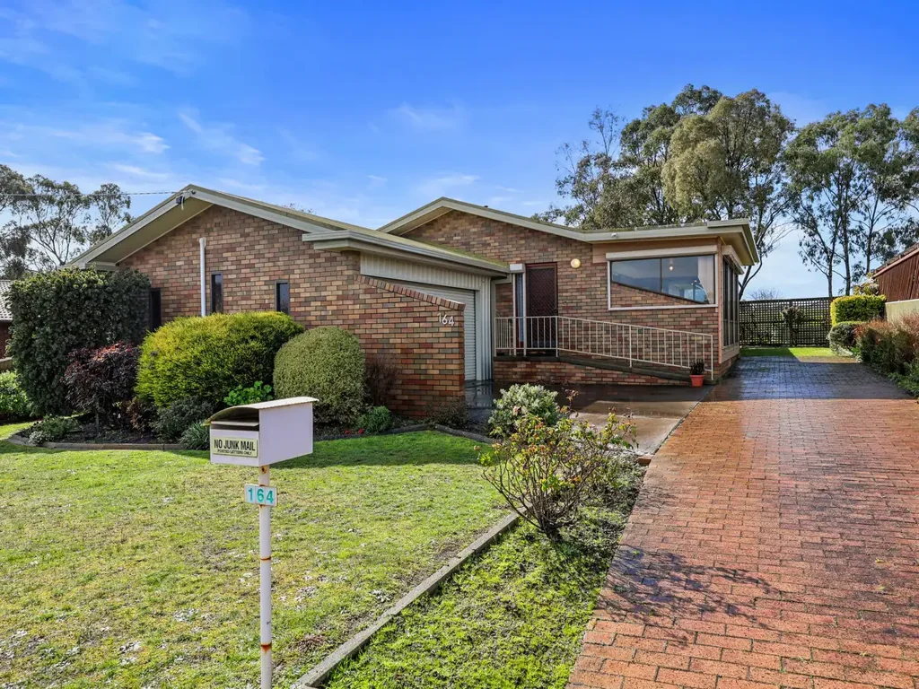 Hamilton 3房  Low maintenance brick home