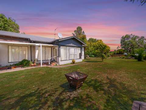Waiuku 3房  1394m2 RARE Beachfront opportunity.