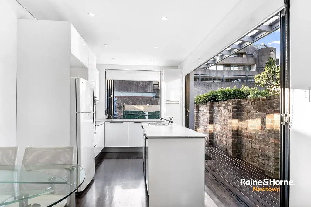 GREAT VALUE - 3/4 BEDROOM HOUSE