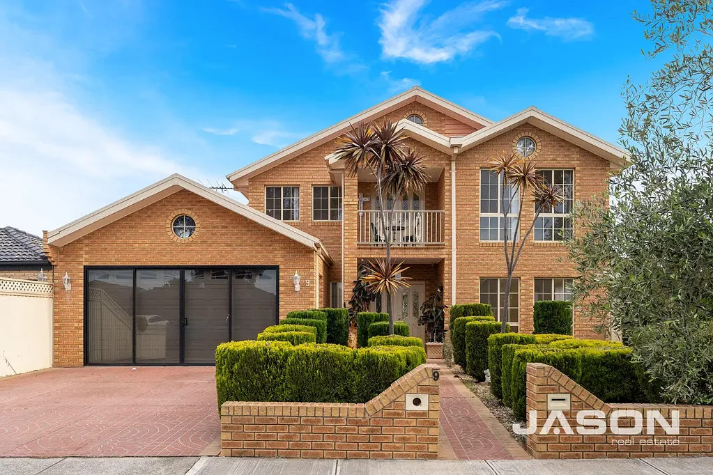 Roxburgh Park 5房 全砖双层奢宅 五卧豪套 主卧带浴缸步入衣帽间 开放式厨餐区 管道供暖太阳能系统 巨大双车库穿行通道 遮盖藤架果树后院 步行公园学校商店 "Proudly Built, Perfectly Presented – A Grand Family Residence"