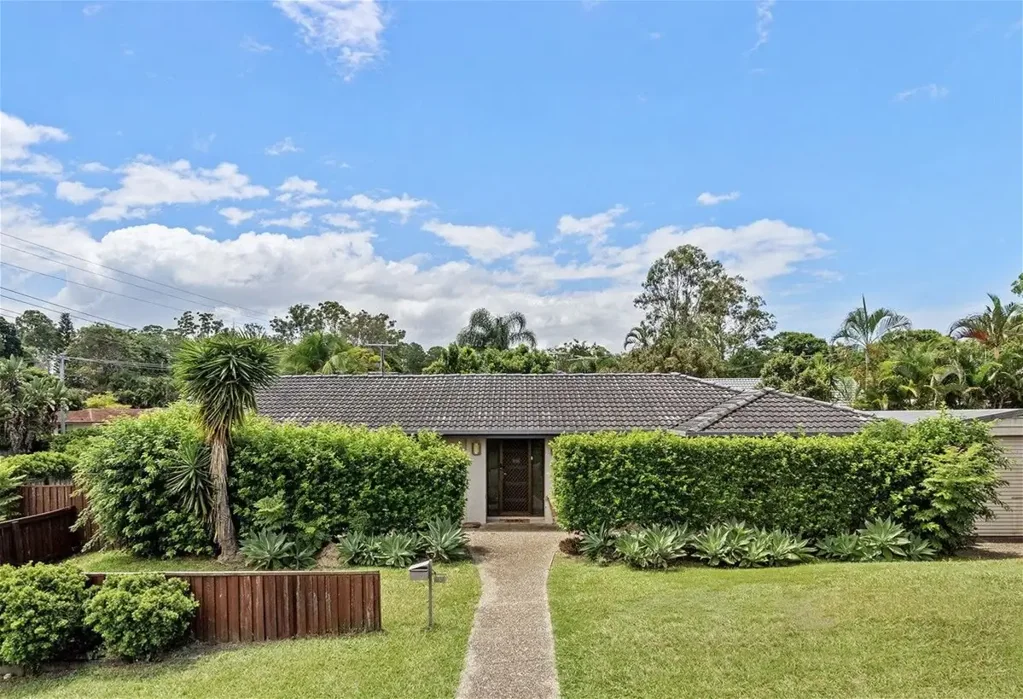 Modern 4-Bedroom Family Home in Peaceful Cul-de-Sac Location