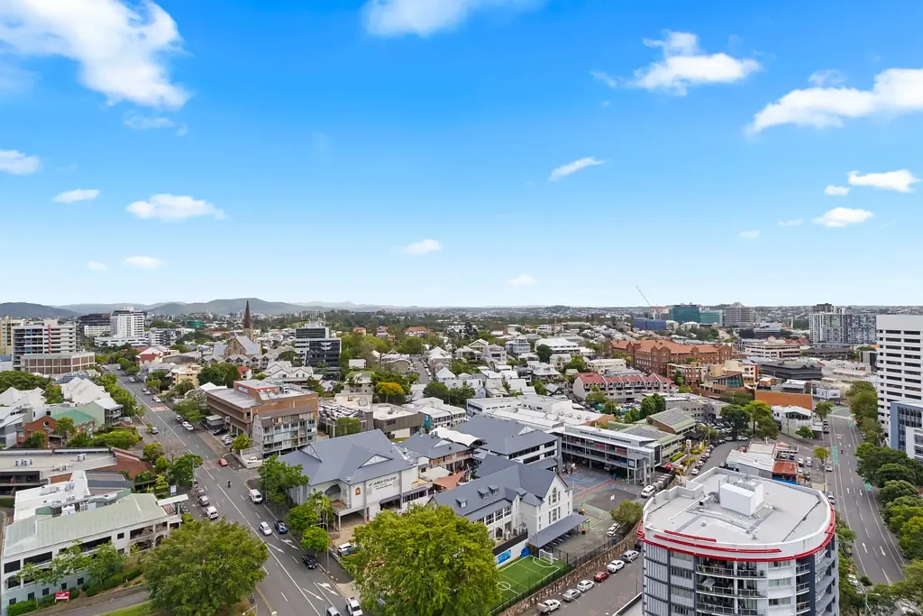 Brisbane City 2 Bedroom Prime Inner-City Living in an Unbeatable Location with Vacant Possession Available!