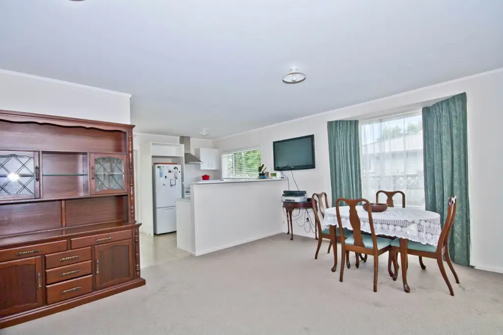Sunny 2-Bedroom Home in Te Atatu South – Handy...