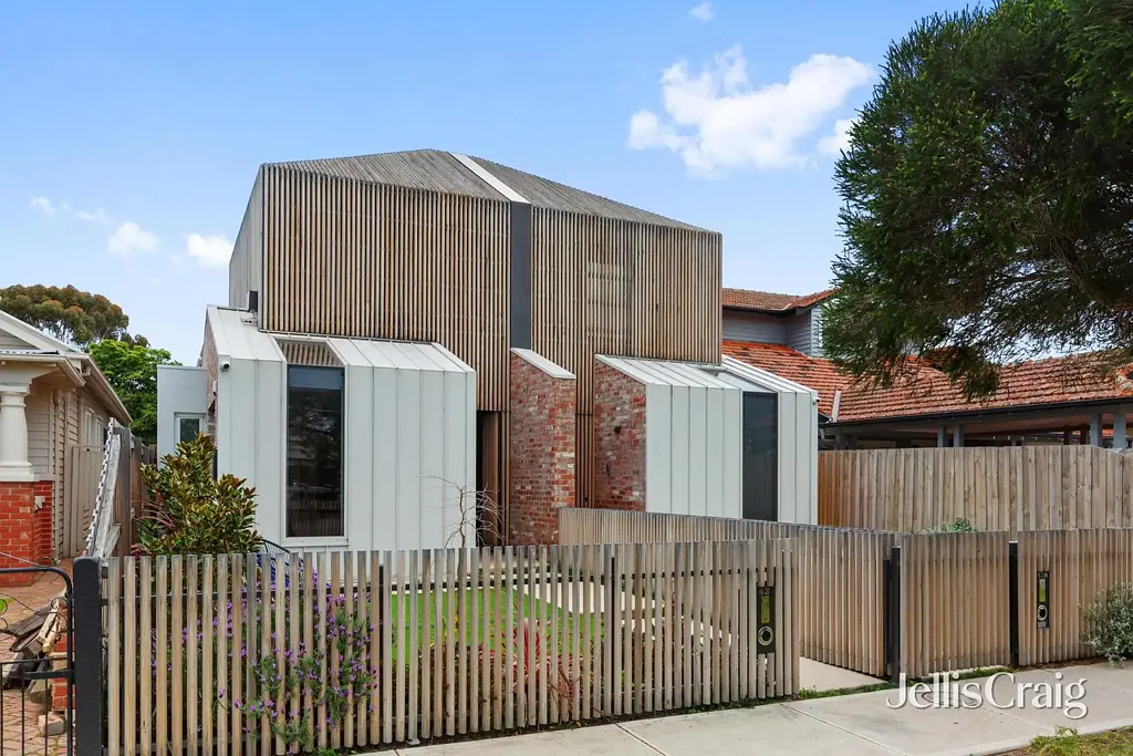 Newport 5房 外观引人注目 豪华现代住宅 学区房 采光充足 开放式厨房 户外休闲区 低维护景观 五卧室四浴室 安全车库 客房套房 楼上客厅 多功能空间 卓越品质 Unmistakable Signature Style