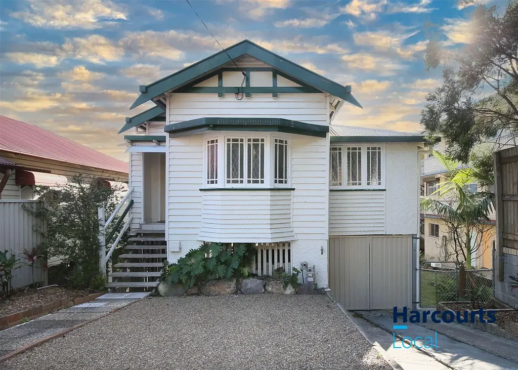 Clayfield 2房 Clayfield便利小屋 两卧带主卧 靠近名校 咖啡馆 交通便捷 自然光充足 全屋独特装修 大型后院 Entry-Level Home Opportunity in the Heart of Clayfield
