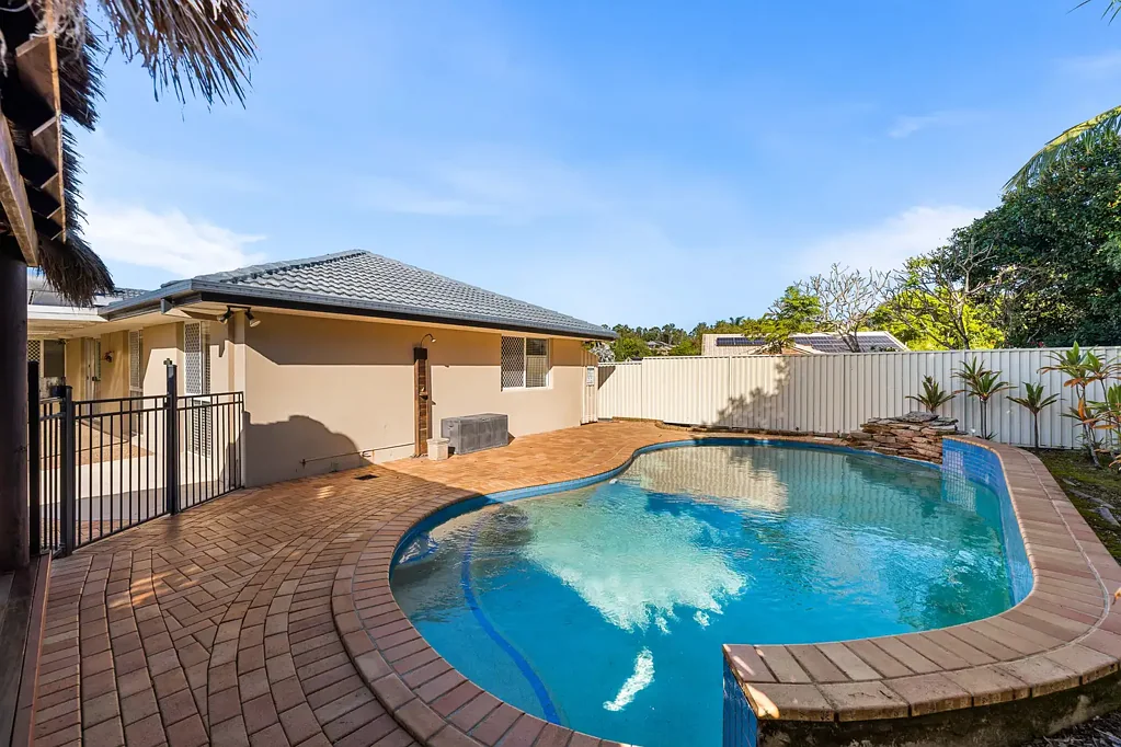 Robina 4Phòng ngủ Sophisticated Family Living with Resort-Style Entertaining