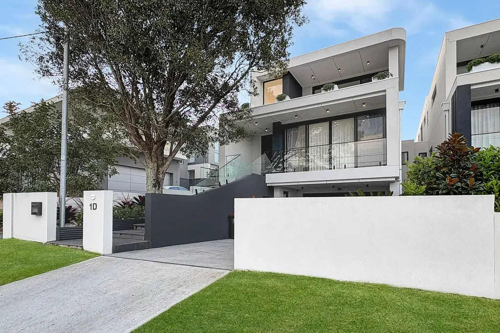Luxurious Five-Bedroom Duplex with Pool, Lift & Spectacular Sylvania Views