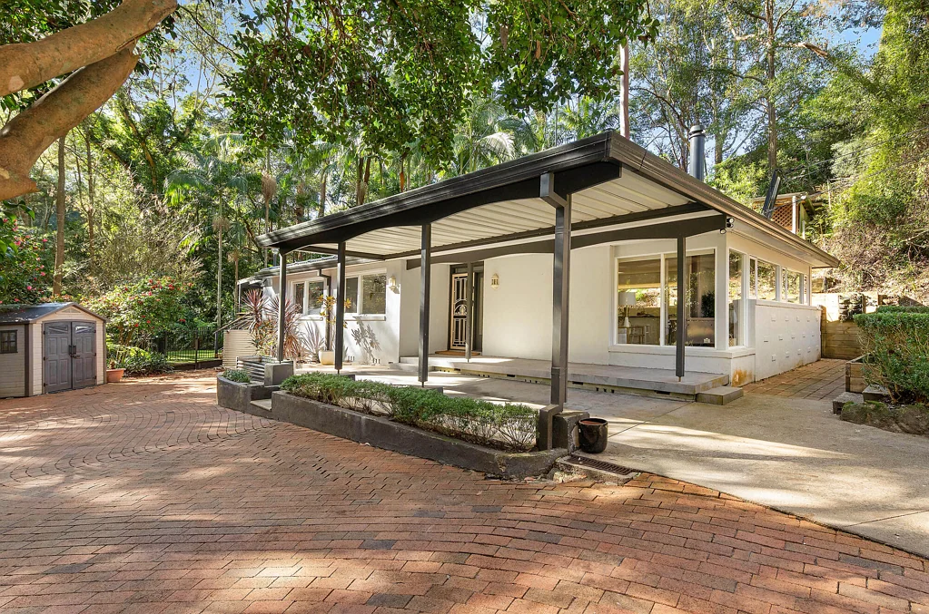 Turramurra 4房 单层住宅，尽享雨林般的宁静，步行即可抵达 Turramurra Public School Single-level ease wrapped in rainforest-like tranquillity, walking distance to Turramurra Public School