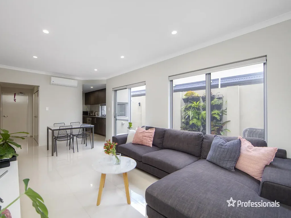Stylish Ground Floor 2x2 Apartment with Courtyard!