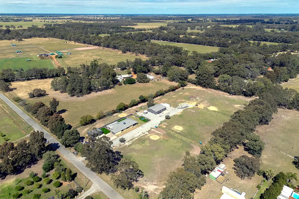 Serpentine 4房  4 Paddocks, 2 Powered Sheds, 2 Kitchens and 3 Bathrooms