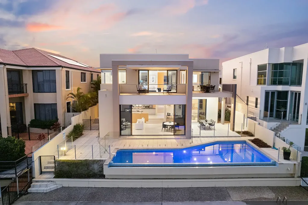 Paradise Point 5ห้องนอน MAKE AN OFFER - BEST BROADWATER BUY - VIEWS TO SURFERS SKYLINE AND SOUTH STRADBROKE ISLAND