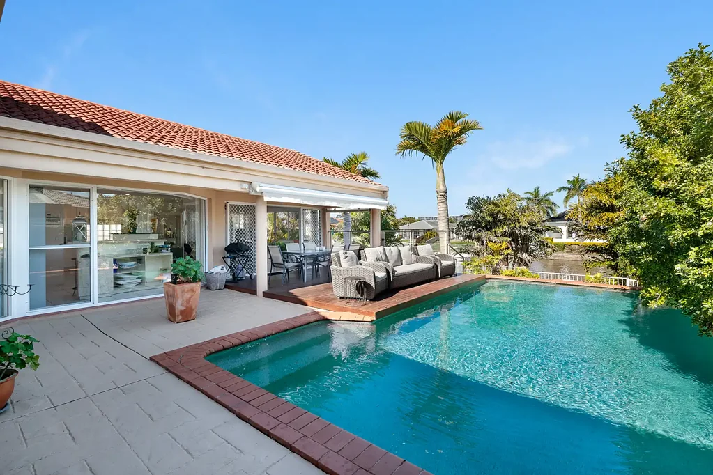 Runaway Bay 4chambre Grand Waterfront Living - 18m+ Frontage - First time to market in 33 years