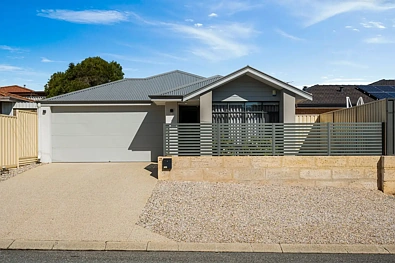 Heathridge 3침실 Contemporary Comfort with Street-Front Appeal!