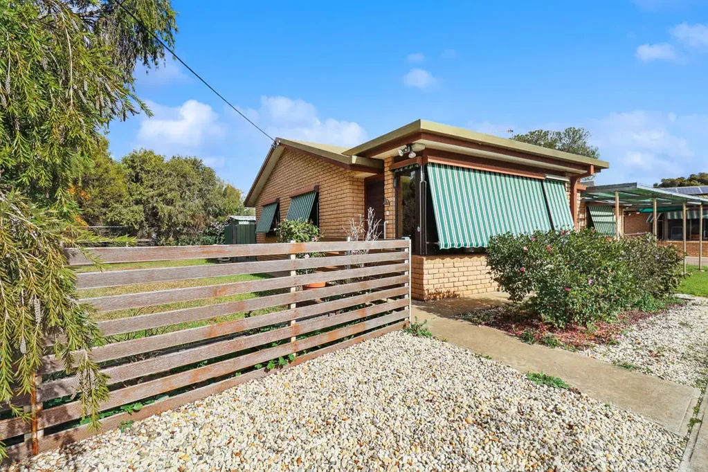 1/11 Corbett Crt, Deniliquin, NSW 2710