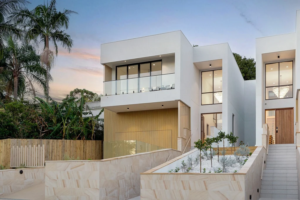West Ryde 5房 卓越的独立屋式住宅，带双车位带锁车库及全景区域景观 Exceptional House-Like Residence with Double Lock-Up Garage & Panoramic District Views