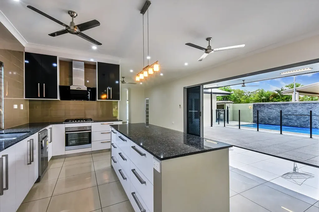 4 Bedroom Family Home With a Pool