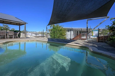 Kin Kora 3 Slaapkamer Spacious, Renovated Family Home With Resort Style Pool, Side Access, Solar & Battery!