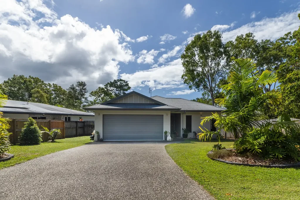 Cannonvale 4 Bedroom MODERN LIVING, PARKLAND OUTLOOK, QUIET COURT LOCATION