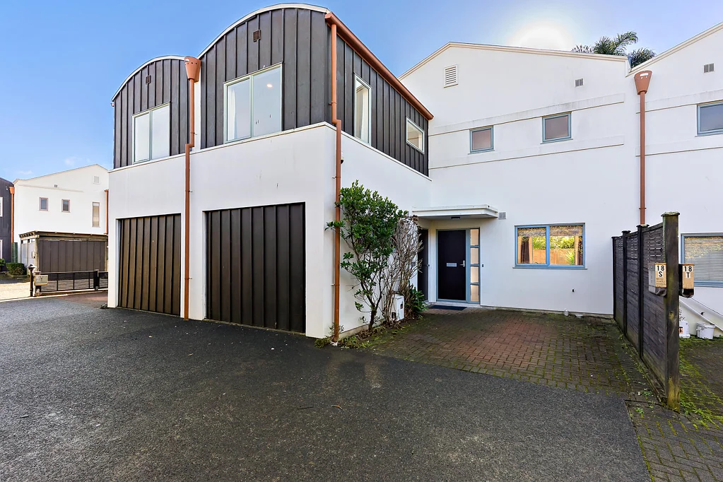 Spacious Living | Walk to Ellerslie Village