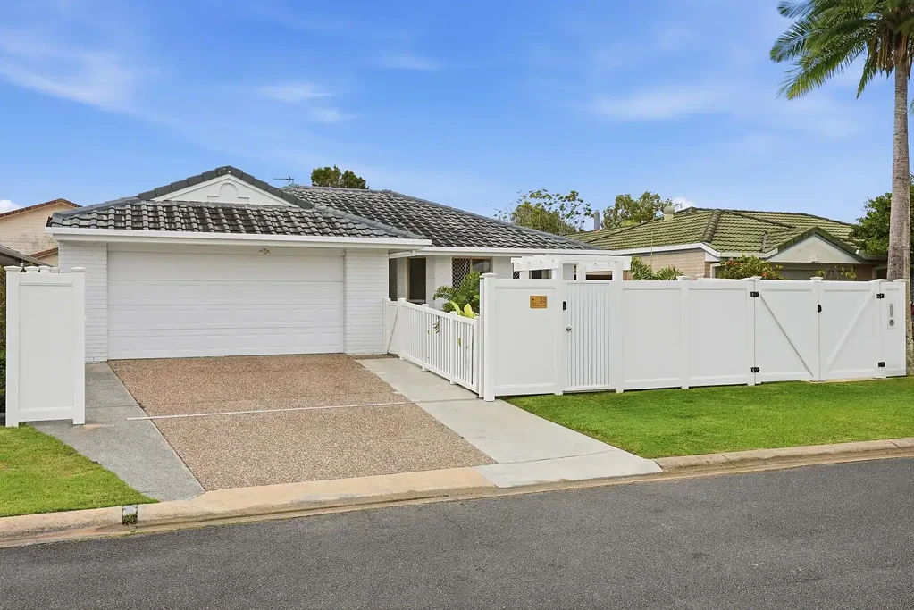 Elanora 3ਬੈੱਡਰੂਮ Modern Family Oasis in the Heart of Elanora