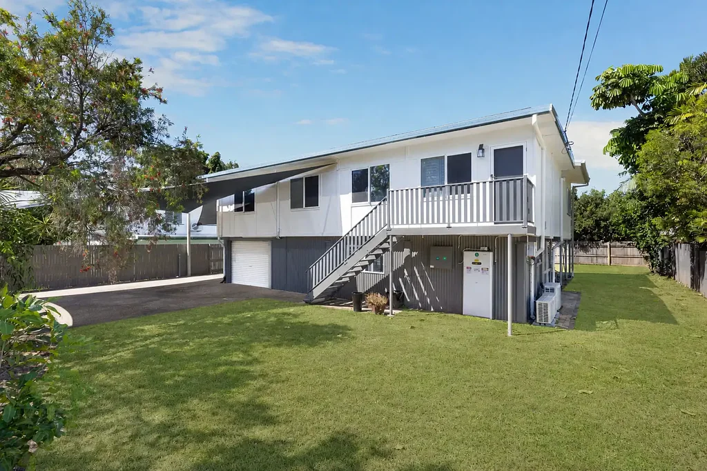 Aitkenvale 4房  Ultimate Family Retreat with Sparkling Inground Pool & Solar in Ultra Convenient Locale