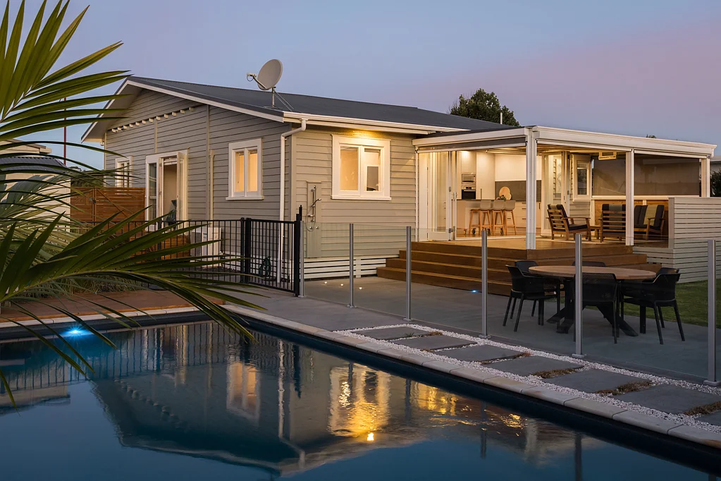 Athenree 3房  Bungalow Bliss with a Poolside Twist