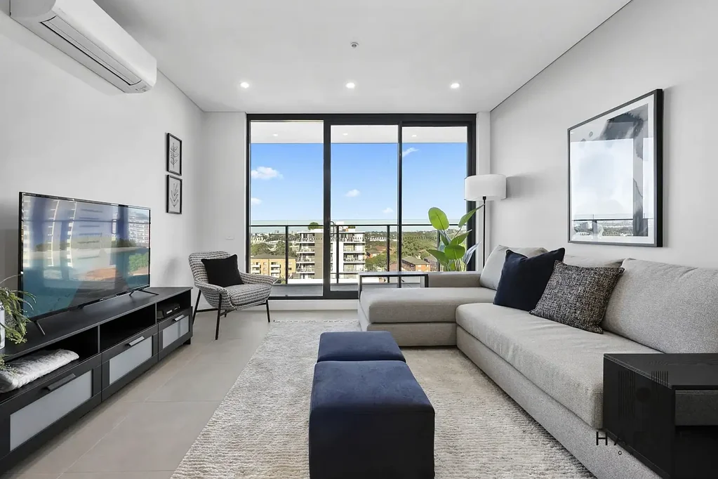 Auburn 3Zimmer Luxurious Top Floor Residence with Sweeping District Views