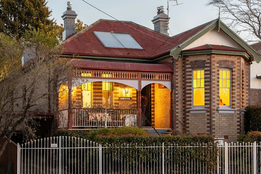 Katoomba 4 Bedroom "Koh-i-Noor" - Four Bedroom Home with Stunning Facade