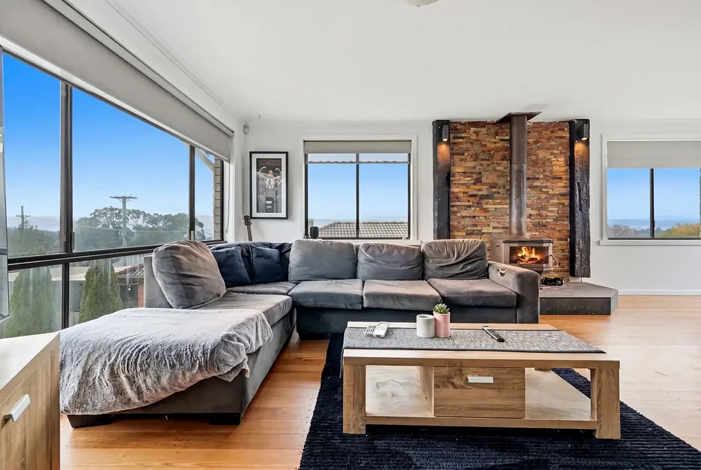 Youngtown 2Zimmer Stylishly Renovated Home, Low Maintenance with Expansive Garaging and Lifestyle Appeal