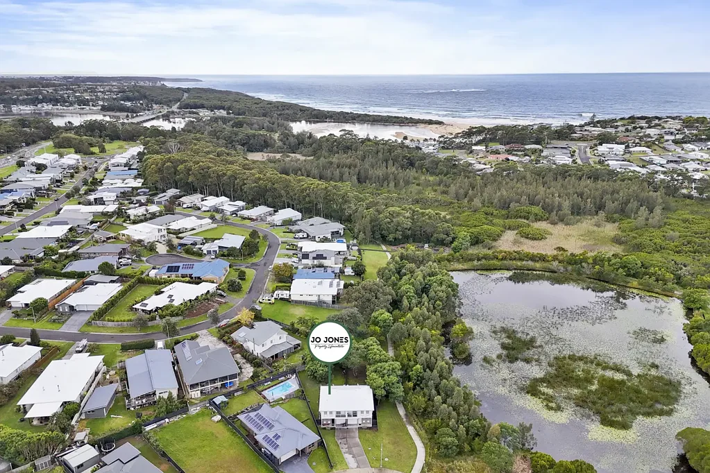 Burrill Lake 4Zimmer Where Lakeside Living Meets Laid-Back Luxury on Exceptionally Large Block