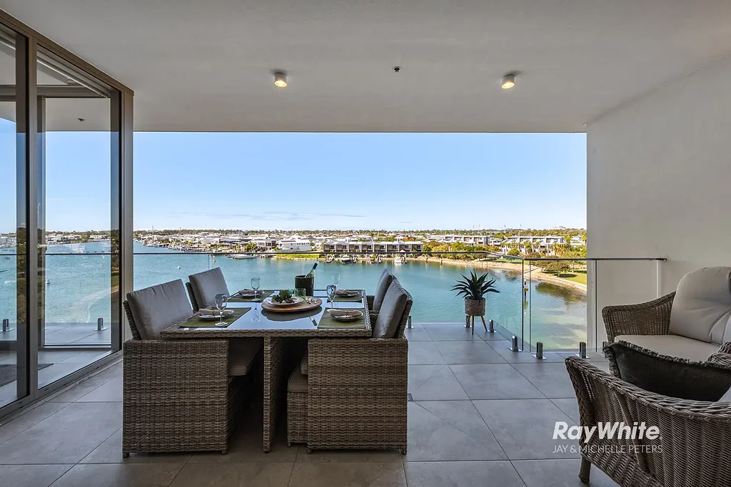 Newport 2Phòng ngủ Luxury Sub-Penthouse Living In Newport's Premier Waterfront Position