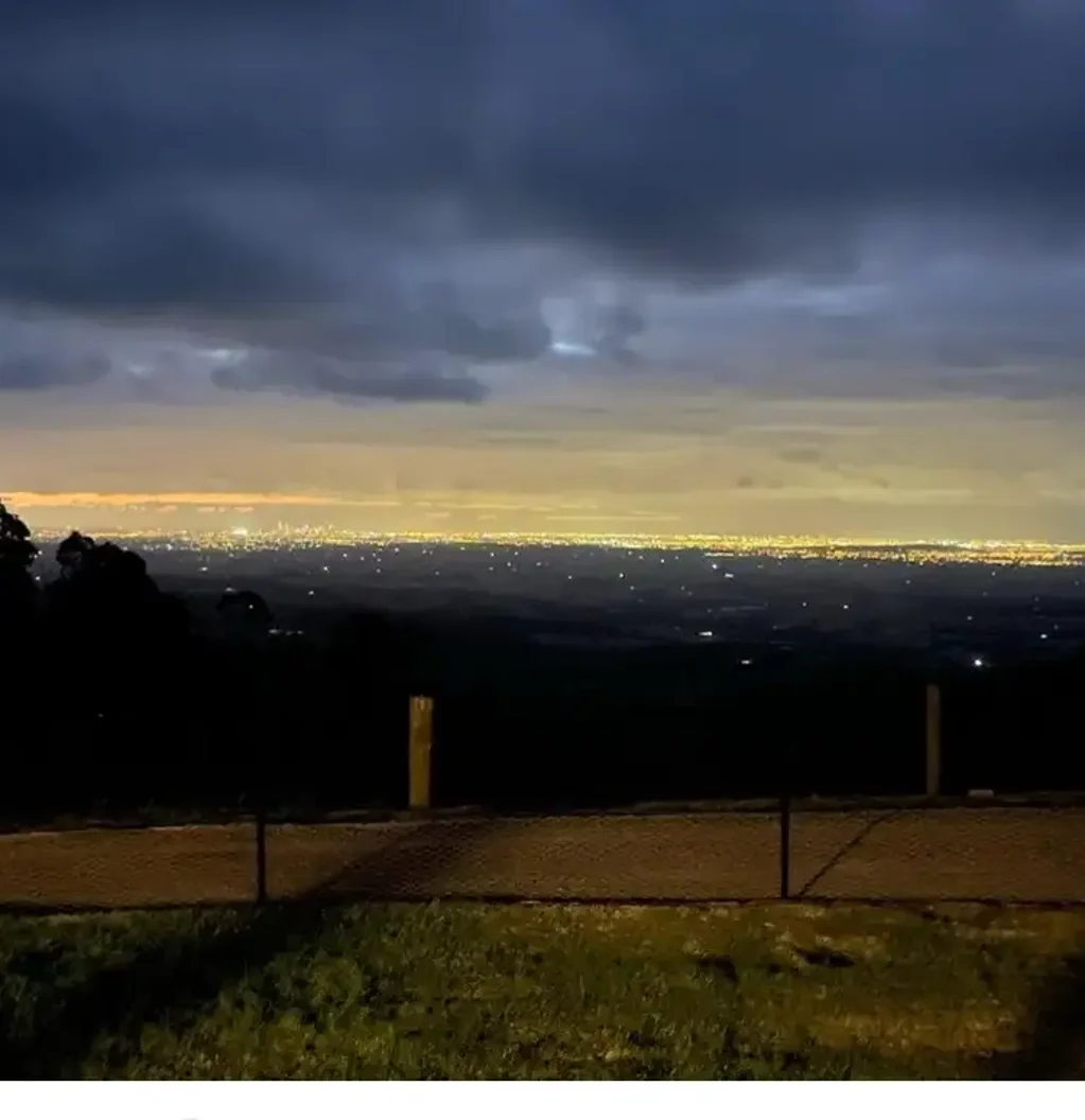 Kinglake Central 4બેડરૂમ 12 Acres (4.8 hectares) on 2 separate titles.
Country property with large solid built family home.
Peaceful private property.