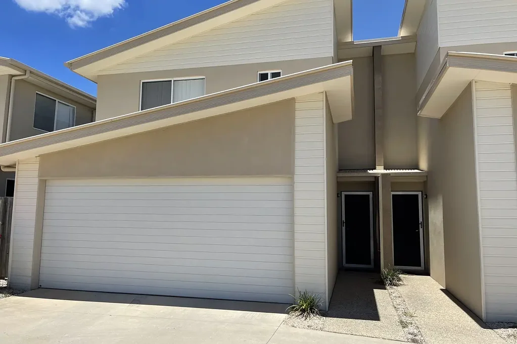 SPACIOUS TOWNHOUSE, CLOSE TO THE CBD!
