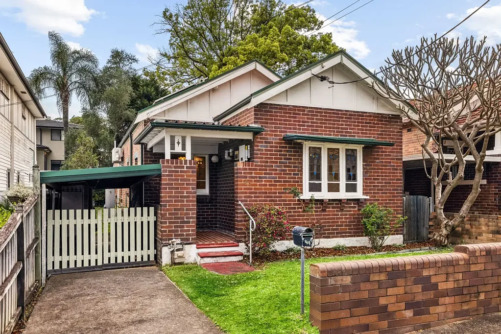Strathfield 3कमरा Generous family home in desirable Strathfield address