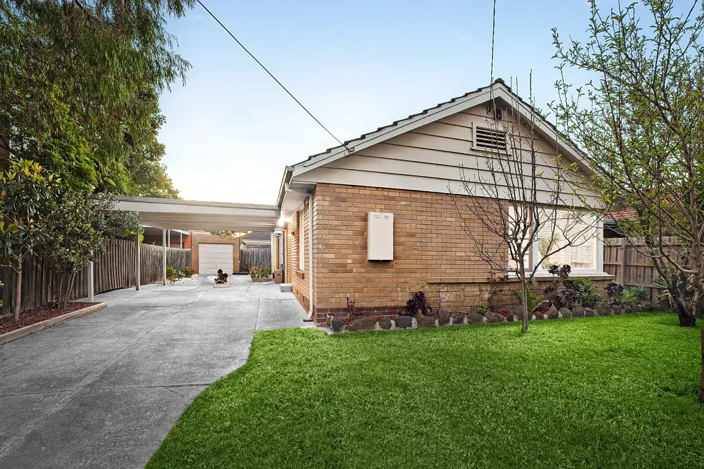 Oakleigh South 3कमरा A Home Full of Potential in a Prime Oakleigh South Location