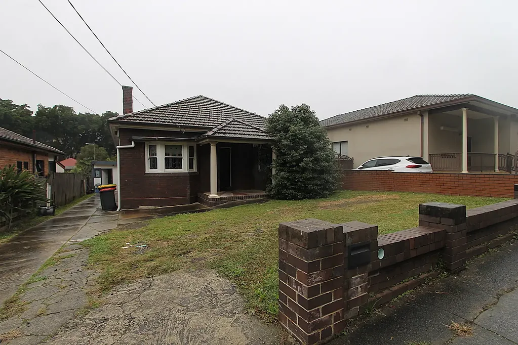 LARGE 4 BEDROOM HOUSE