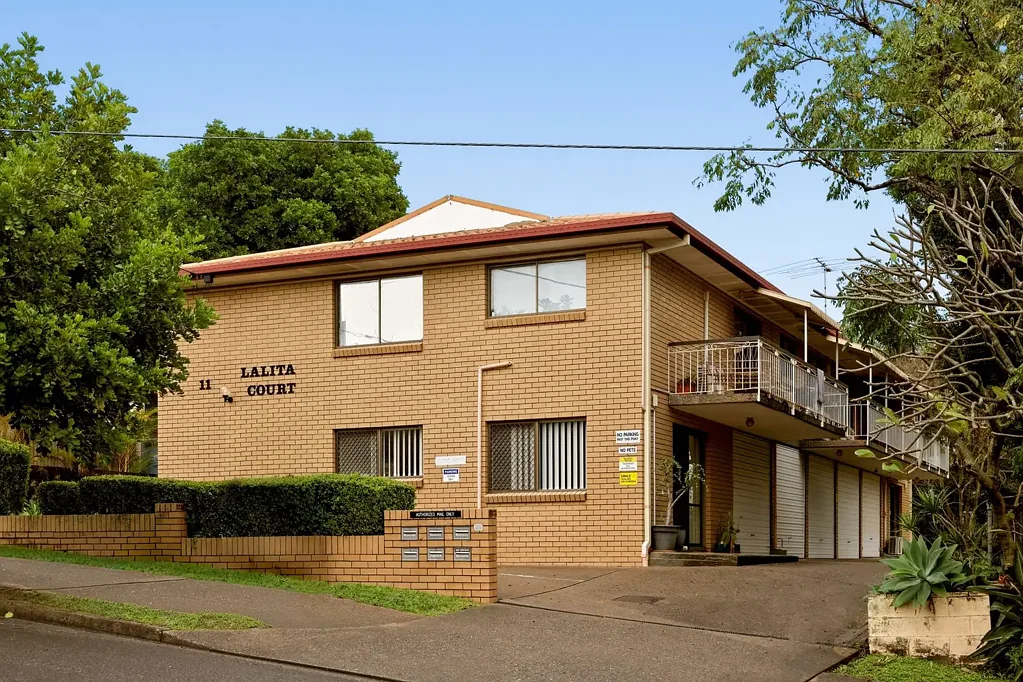 Greenslopes 2房 低维护生活 6套精品小区 一楼车库入户 宽敞两卧 充足自然光 便利设施环绕 Occupy Or Invest - The Choice Is Yours!