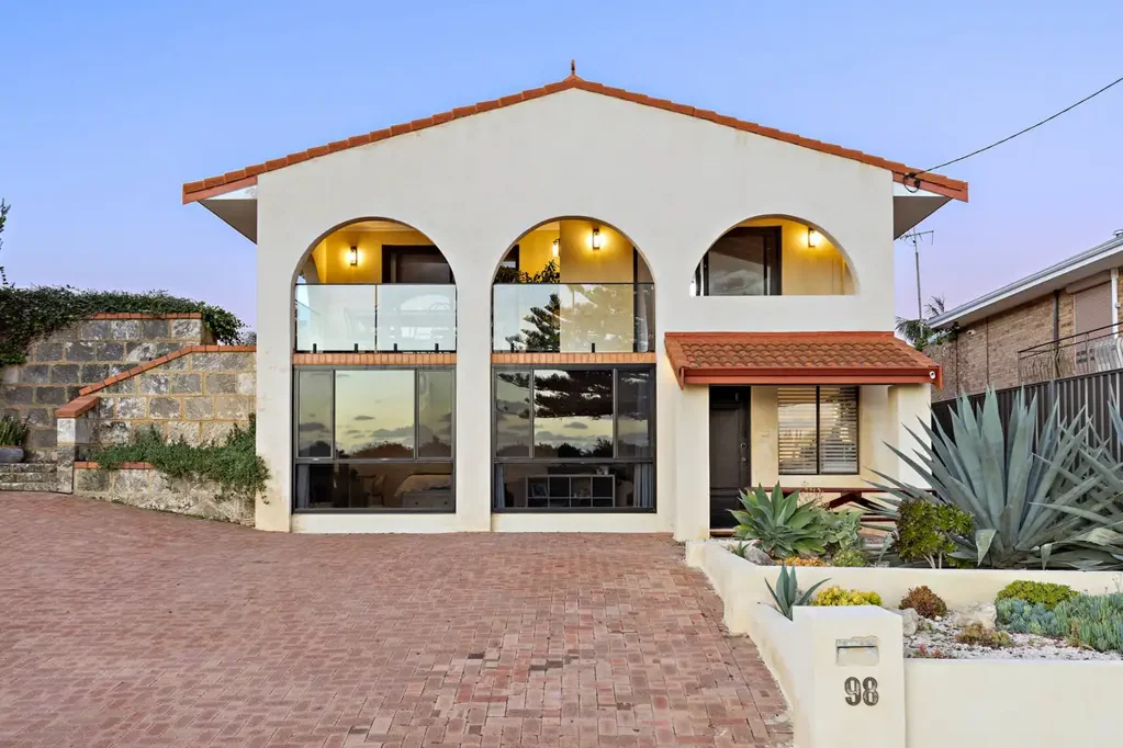 Singleton 5બેડરૂમ WHY: Because this exceptional beachfront abode flows across two levels of renovated luxury, with idyllic ocean views included