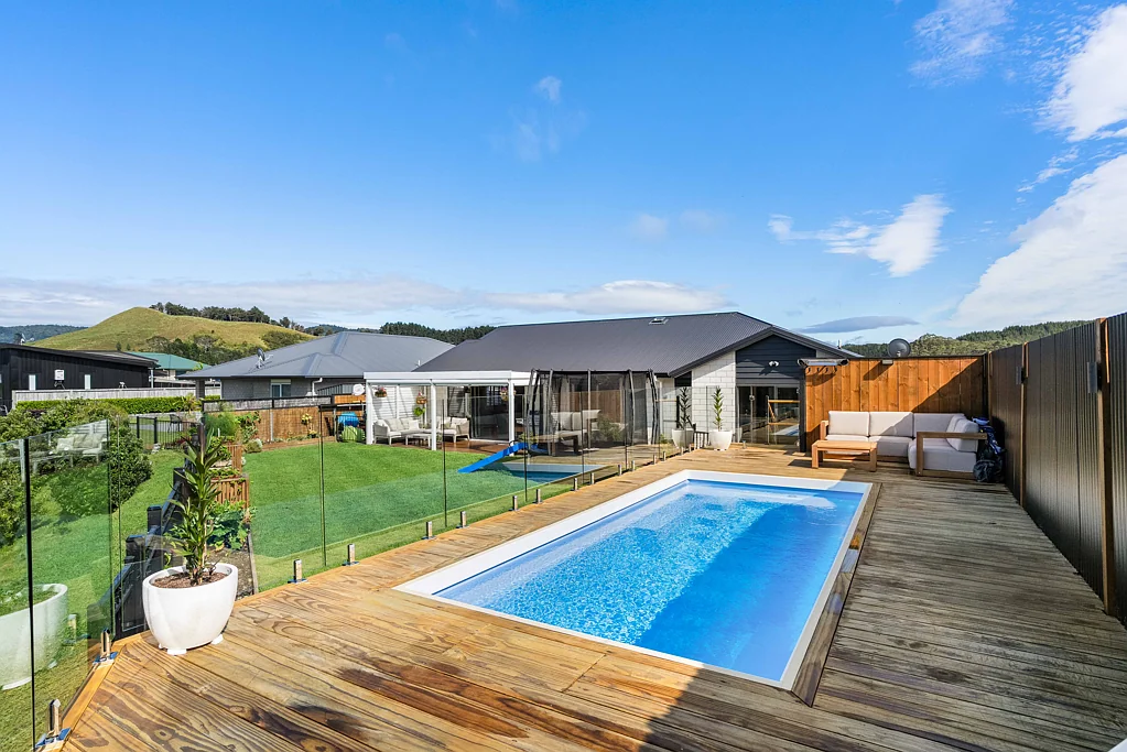 Whangamata 3ห้องนอน Poolside Privacy and Modern Living