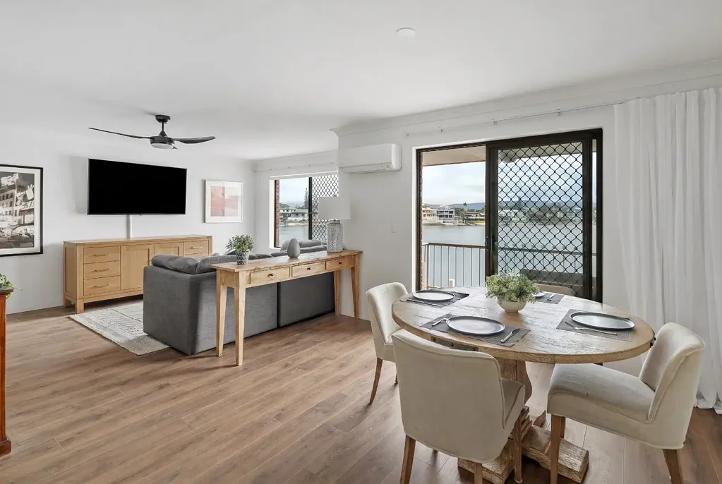 Mermaid Waters 2침실 Renovated Waterfront Living with Sweeping Lake Views