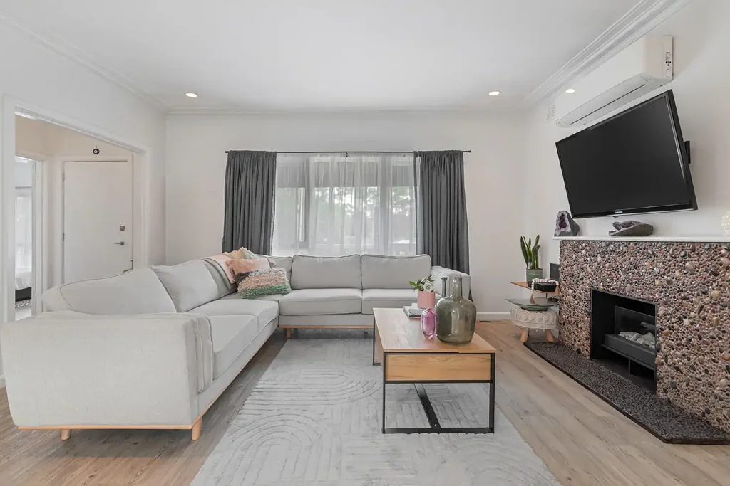 Forest Hill 3Moenga Live, Work, Swim Trifecta with A Trendy Work Studio