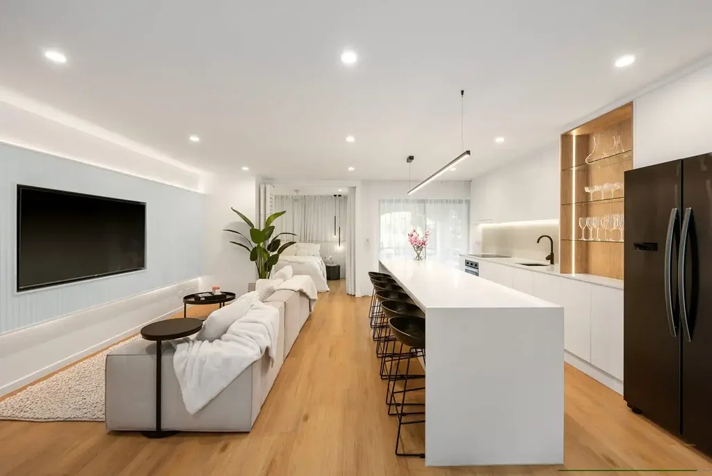 Steps from the Beach: 3-Bedroom Dual-Key Apartment with Balcony in the Heart of Broadbeach