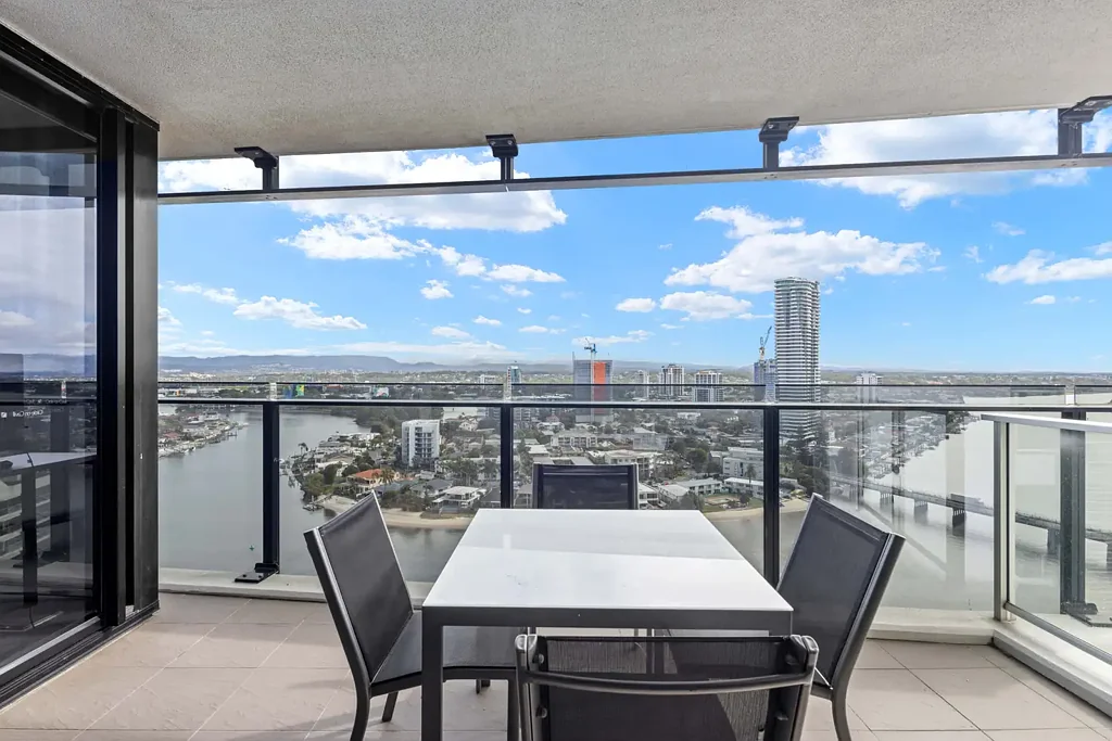 Surfers Paradise 2ห้องนอน Luxury Living in the Prestigious Circle on Cavill