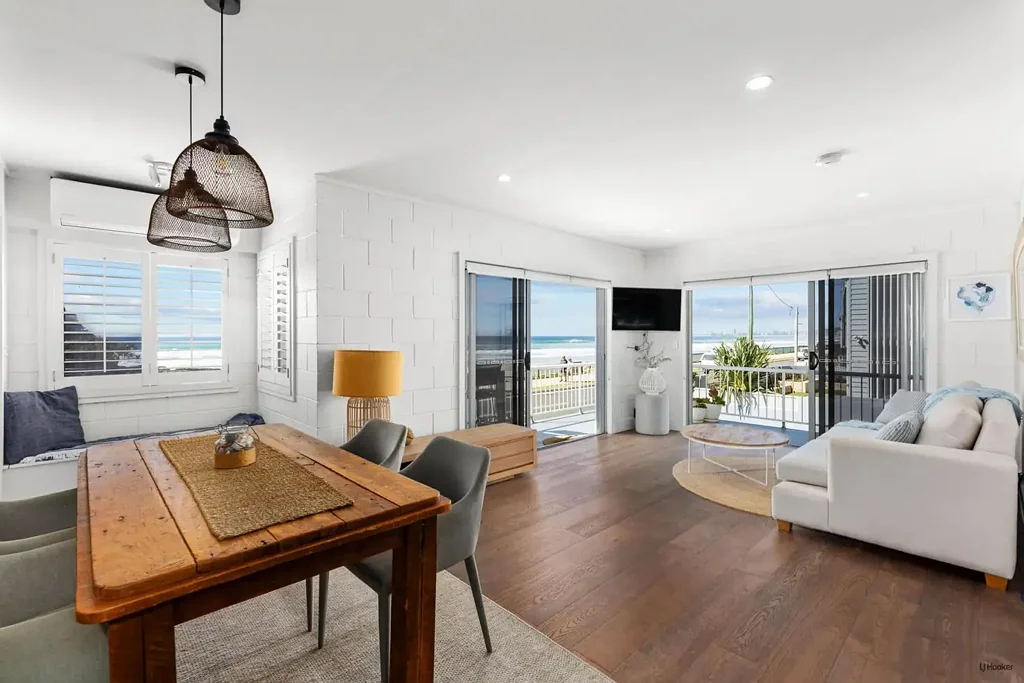 Currumbin 2房  Absolute Beachfront Currumbin Apartment in the Iconic �Fletcher� Building