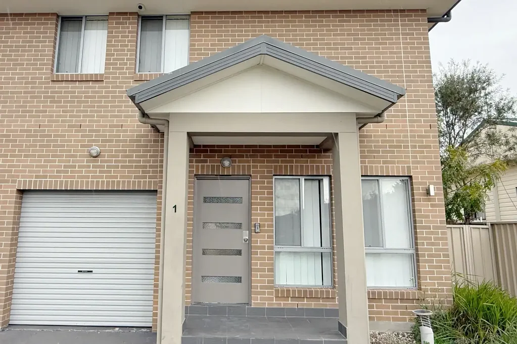 Blacktown 4房 现代厨房设备齐全 空调全年舒适 安全警报系统后院宽敞 设计精良价格合理。 Affordable & Spacious 4-Bedroom Townhouse