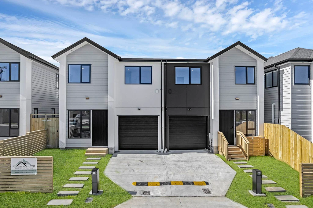 Manurewa East 3房  “Brand New, Road-Facing, Private Driveways”