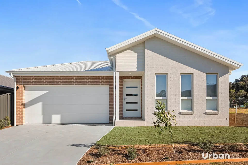Huntley 4Kwarto Modern Family Living in a Thoughtfully Designed Home
