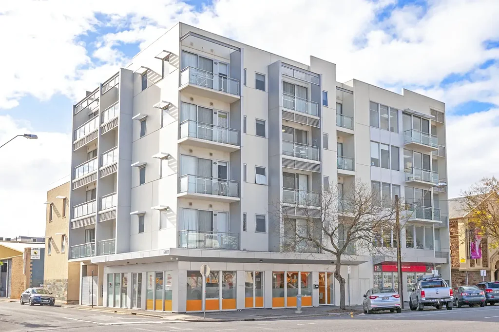 FULLY FURNISHED APARTMENT!  CITY LIVING!